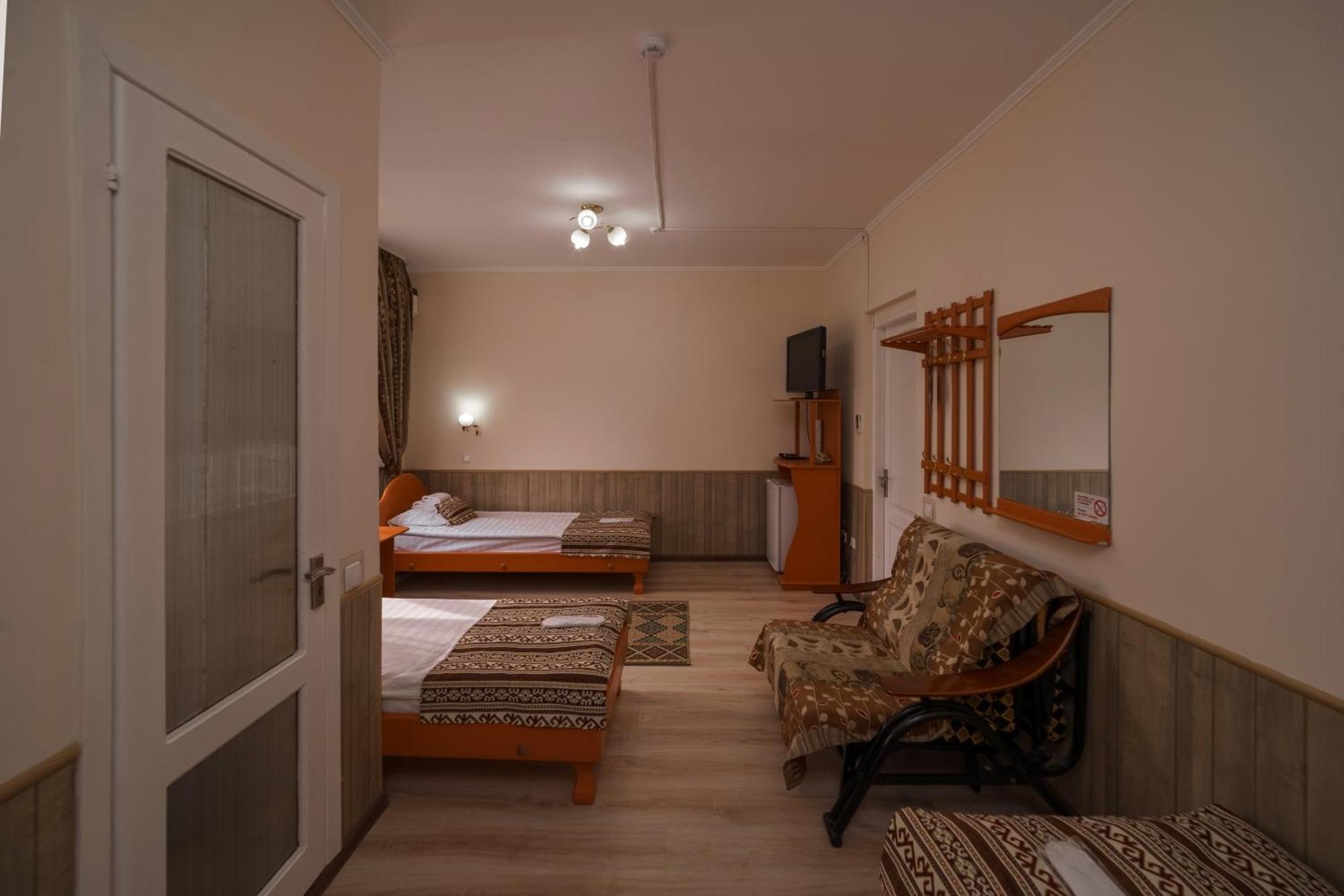 Alpinist Hotel Bishkek Exterior foto