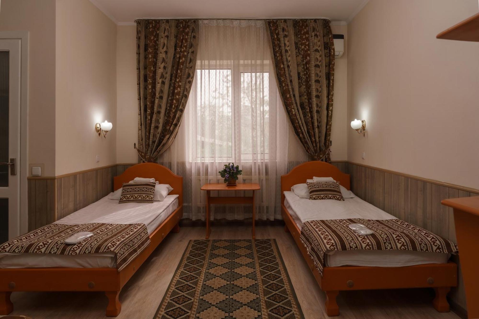Alpinist Hotel Bishkek Exterior foto