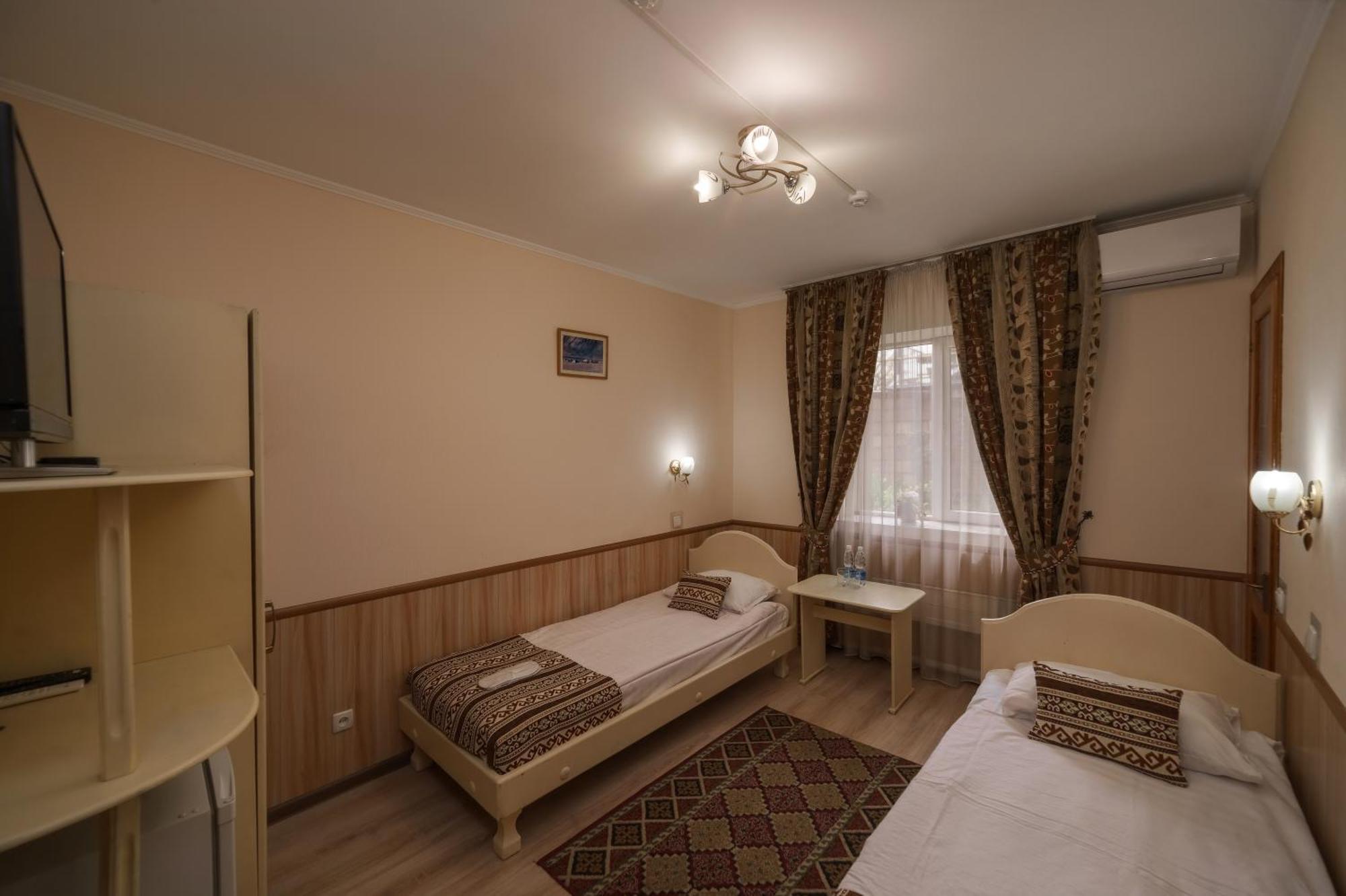 Alpinist Hotel Bishkek Exterior foto