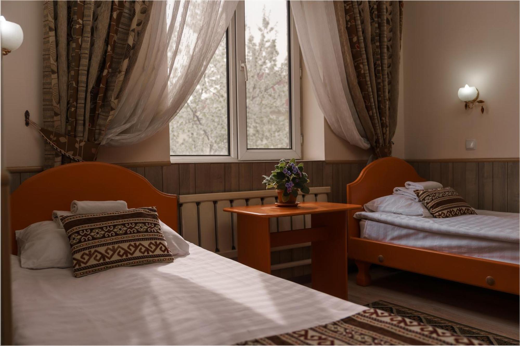 Alpinist Hotel Bishkek Exterior foto