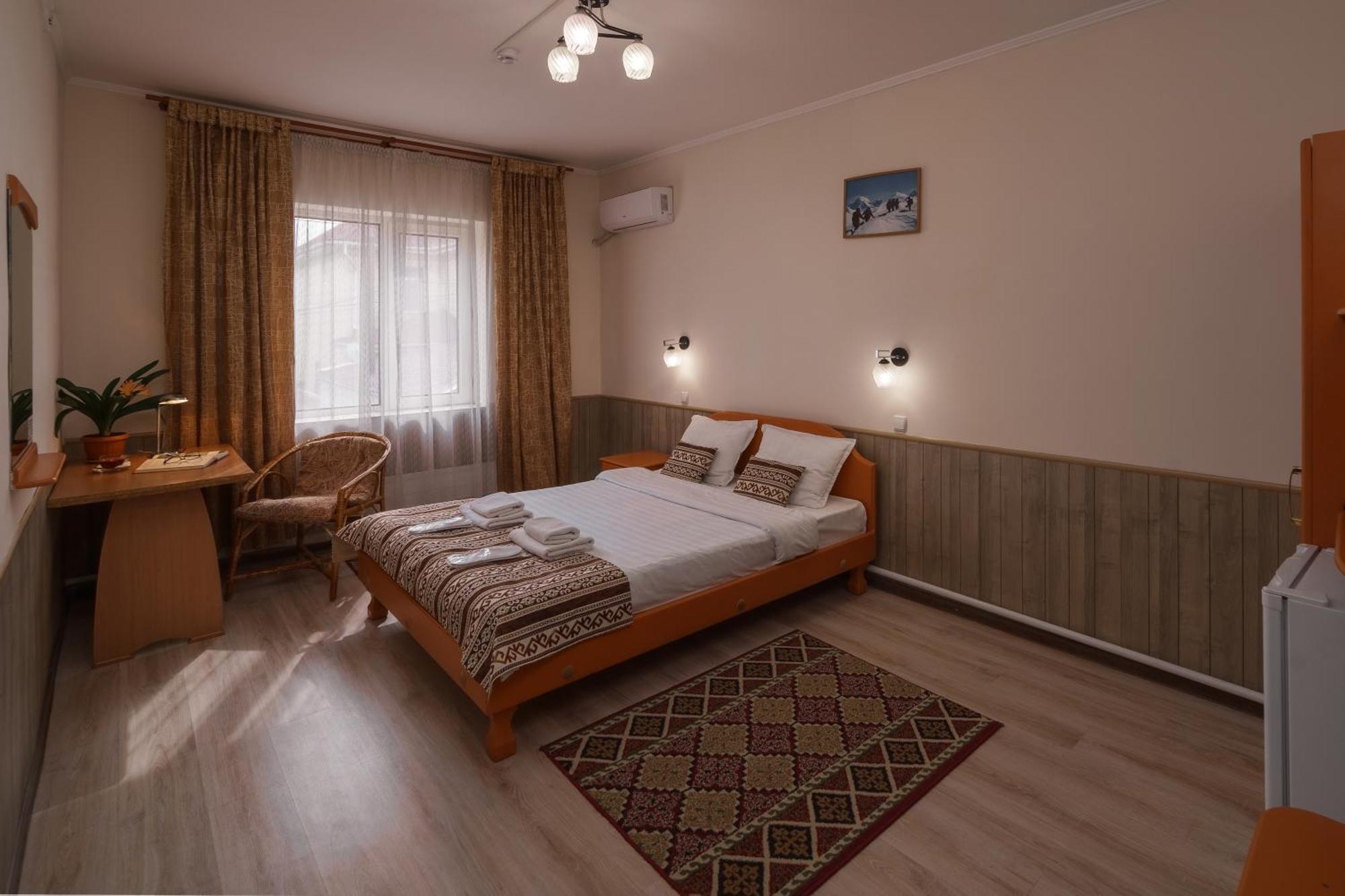 Alpinist Hotel Bishkek Exterior foto